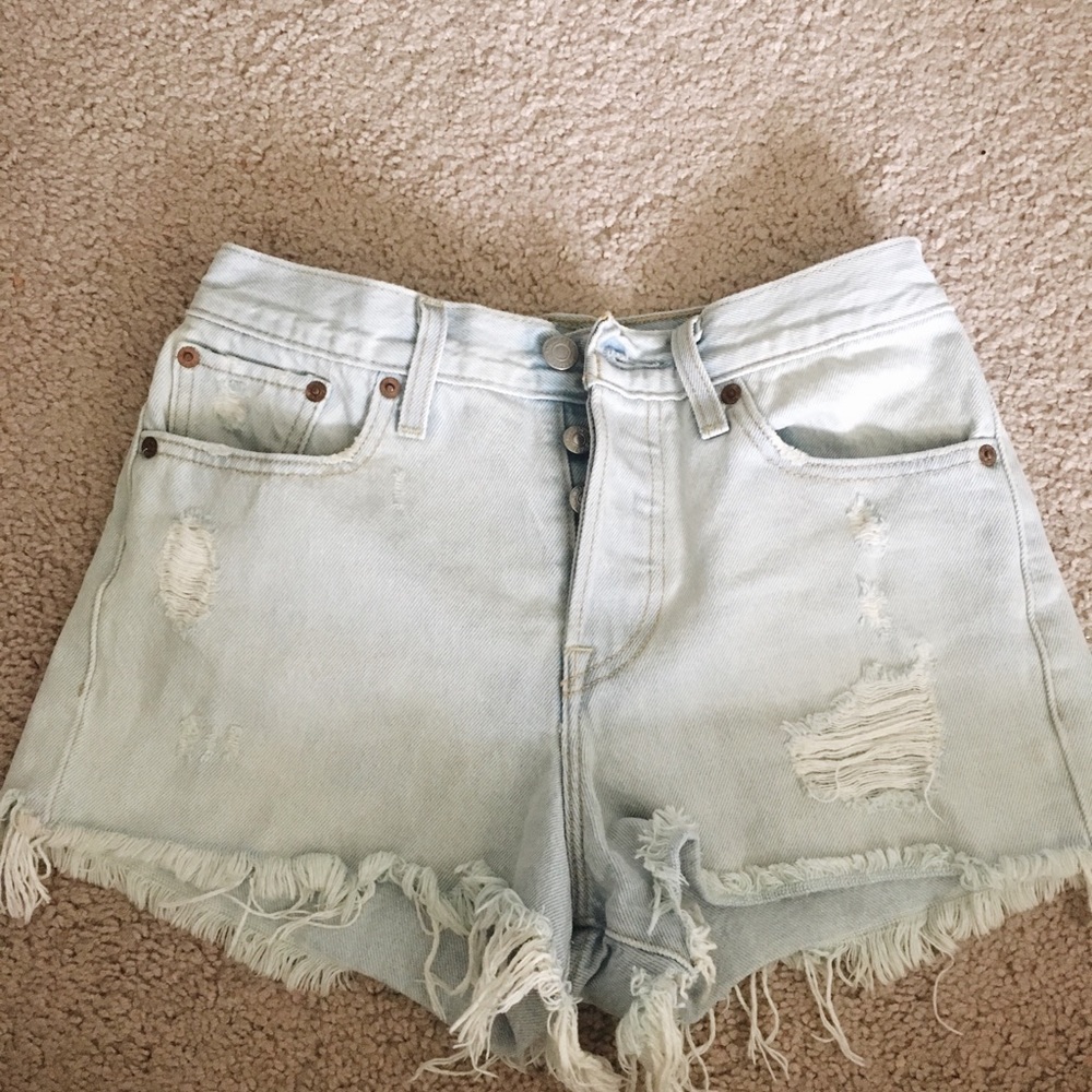Levi distressed shorts